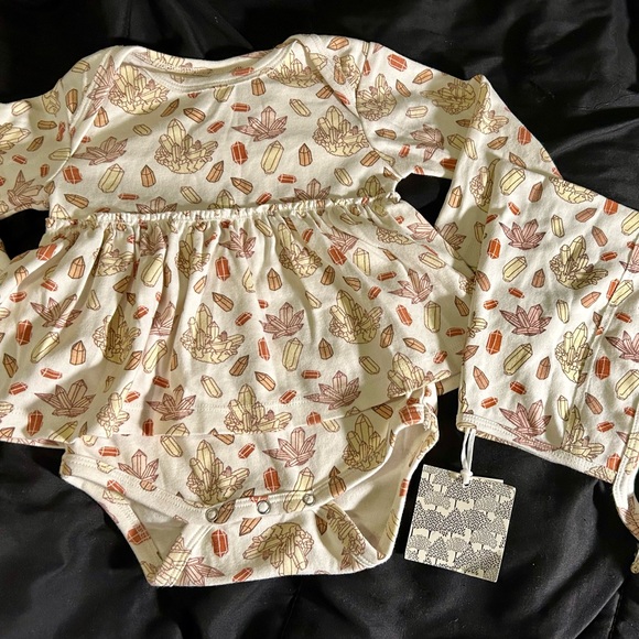 Kate Quinn crystals LS skirted bodysuit 18/24 EUC with matching BNWT elf hat - Picture 3 of 3